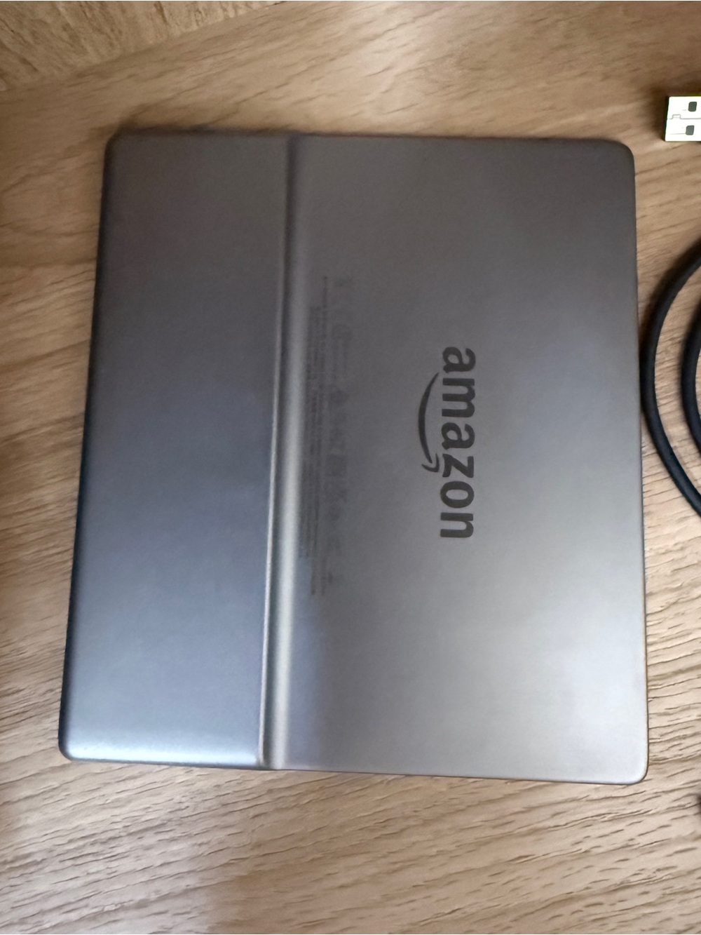 Amazon Kindle Oasis (Black) with USB Charging Cable - Picture 3 of 6